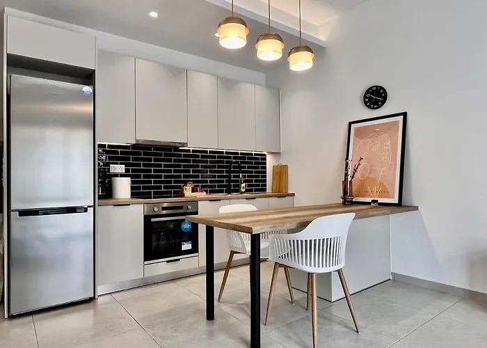Chic Getaway Near Stavros Niarchos