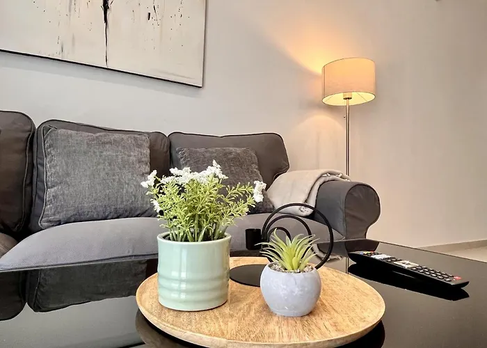 Chic Getaway Near Stavros Niarchos