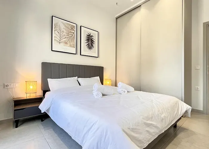 Chic Getaway Near Stavros Niarchos