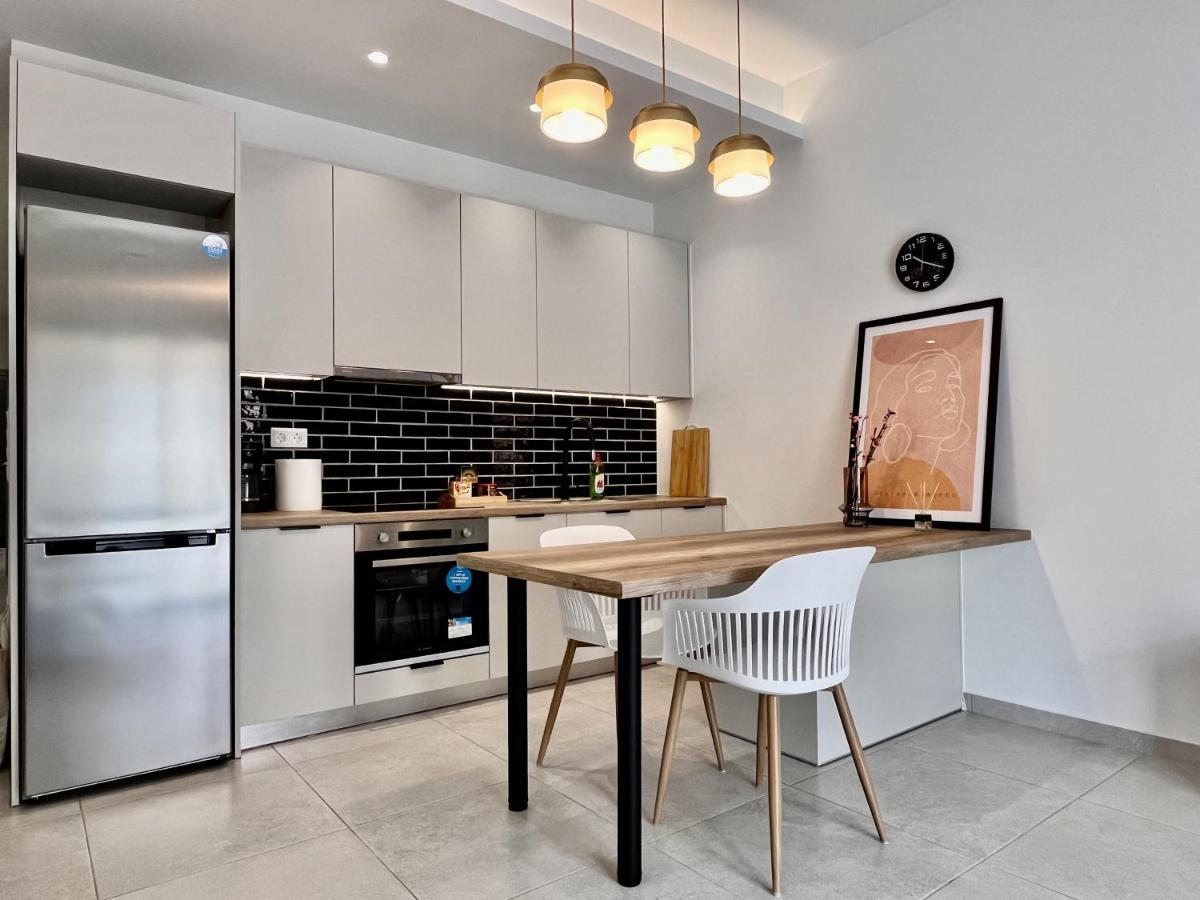 Chic Getaway Near Stavros Niarchos Apartment
