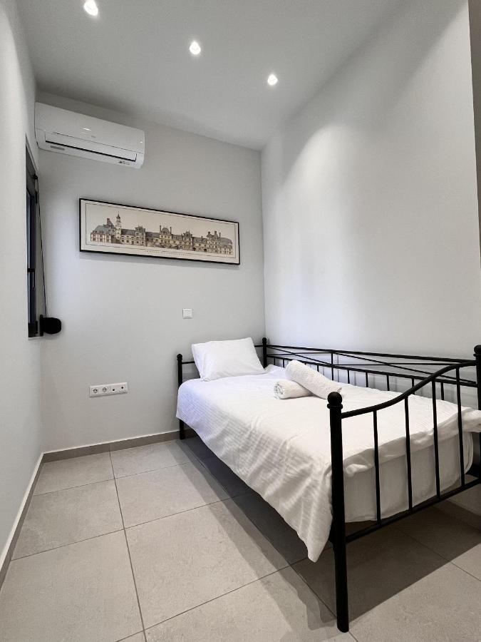 Chic Getaway Near Stavros Niarchos Apartment