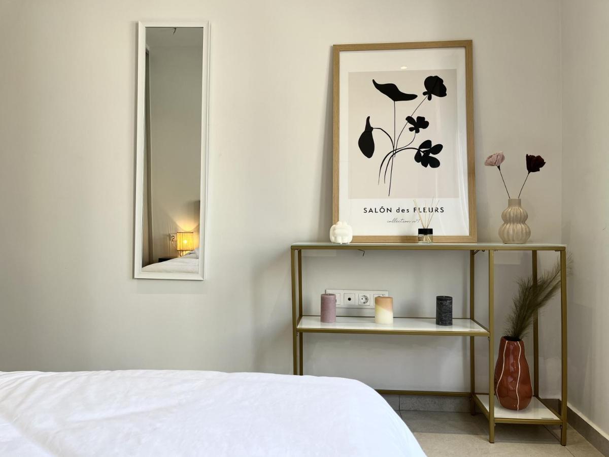 Apartment Chic Getaway Near Stavros Niarchos