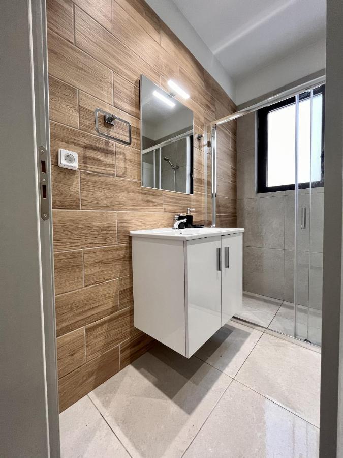 Apartment Chic Getaway Near Stavros Niarchos *