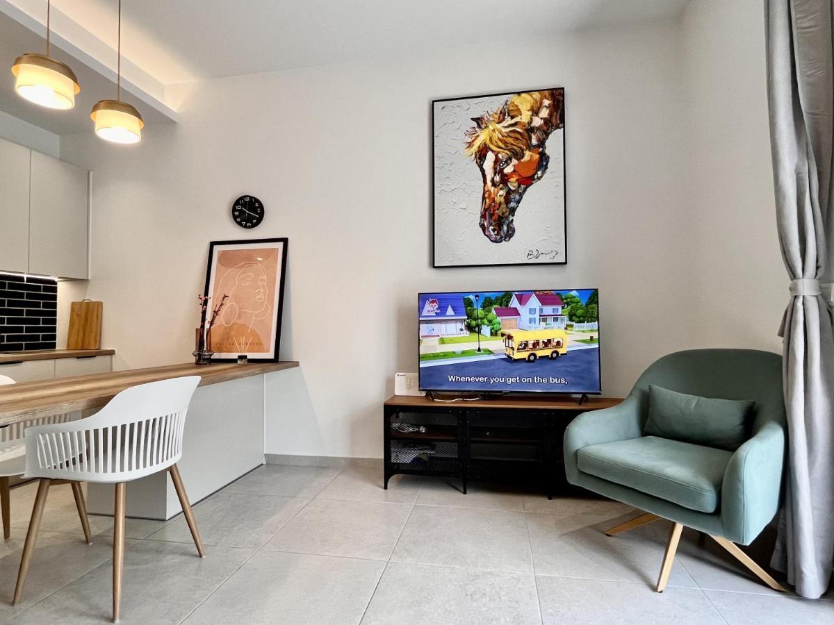 Chic Getaway Near Stavros Niarchos Apartment